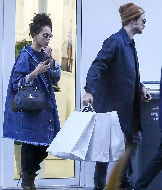 Роберт Паттинсон сопровождает FKA twigs на концертах