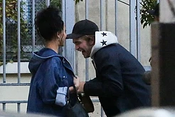 Роберт Паттинсон сопровождает FKA twigs на концертах