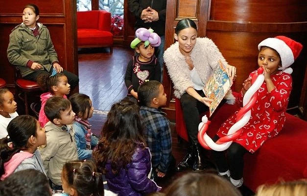 Николь Ричи надела детскую одежду