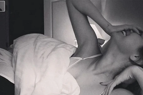 Zedd показал фото Селены Гомес в постели