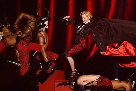 Мадонна упала на сцене на BRIT Awards
