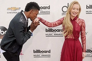 Игги Азалия помолвлена