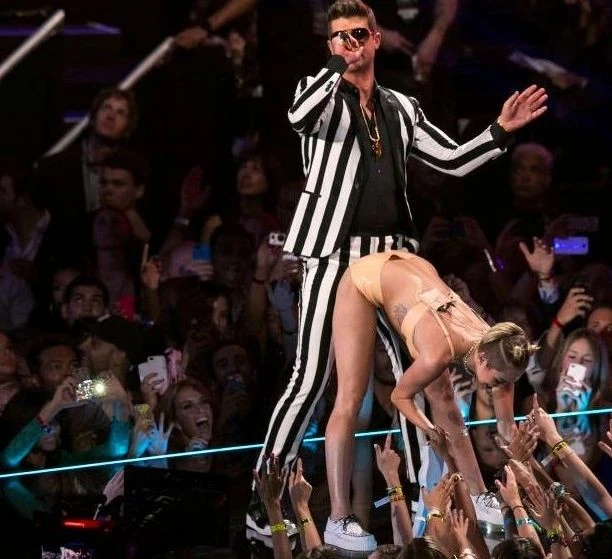 Майли Сайрус будет вести MTV VMA 2015