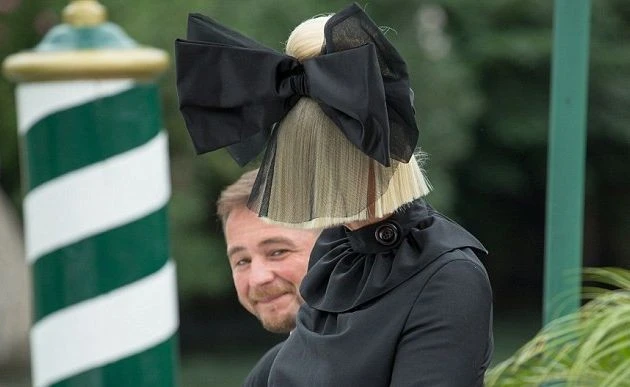 Sia спрятала лицо бантом на кинофестивале в Венеции