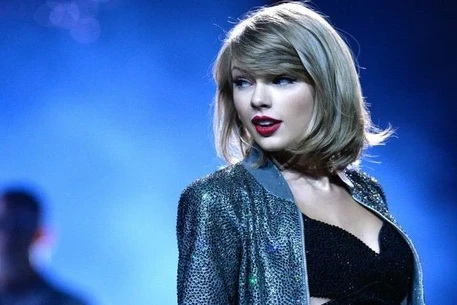 Тэйлор Свифт судится с радиодиджеем из-за приставаний