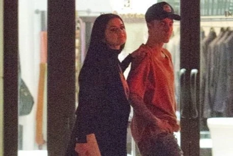 Джастин Бибер и Селена Гомес вместе прогулялись по Лос-Анджелесу