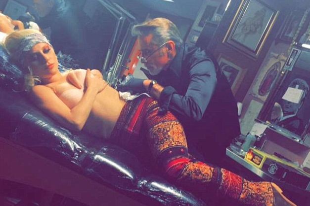 «Грэмми-2016»: Леди Гага сделала тату в честь Боуи