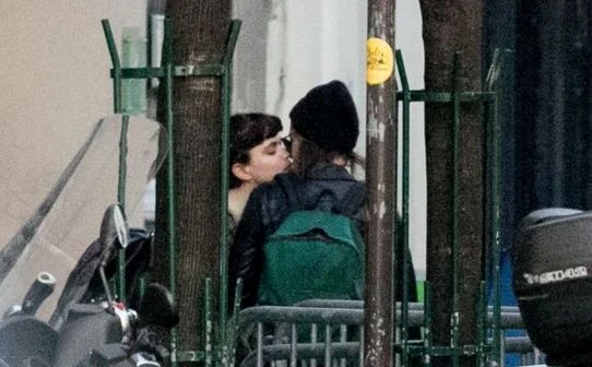 Кристен Стюарт и Соко целуются на улицах Парижа
