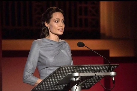 Анджелина Джоли не собирается переезжать в Англию