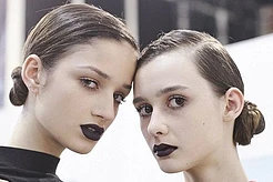 Не бойтесь использовать тёмную помаду!