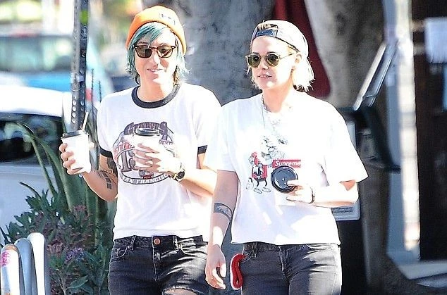 Кристен Стюарт и Алисия Каргайл целуются на улице и носят похожую одежду