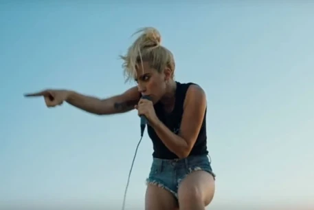 Леди Гага выпустила видеоклип Perfect Illusion