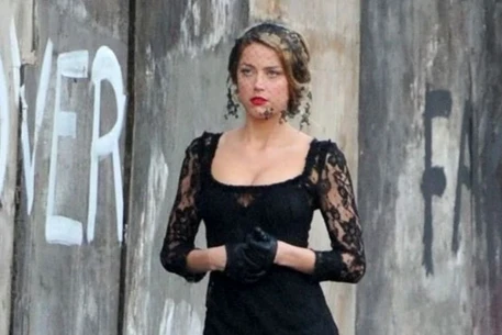 На Эмбер Хёрд подали в суд за отказ сниматься обнажённой