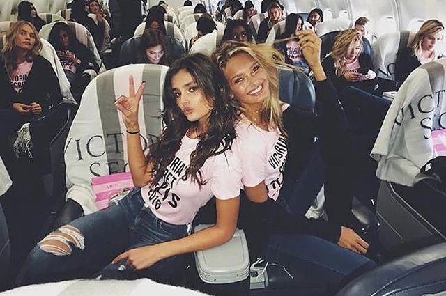 Модели Victoria's Secret прибыли в Париж