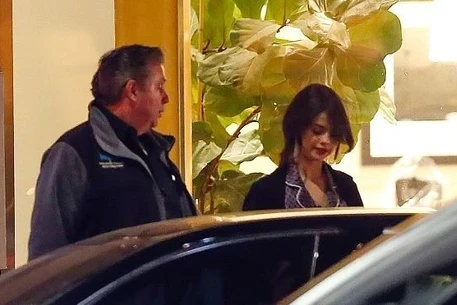 Селена Гомес прогулялась по улице в пижаме