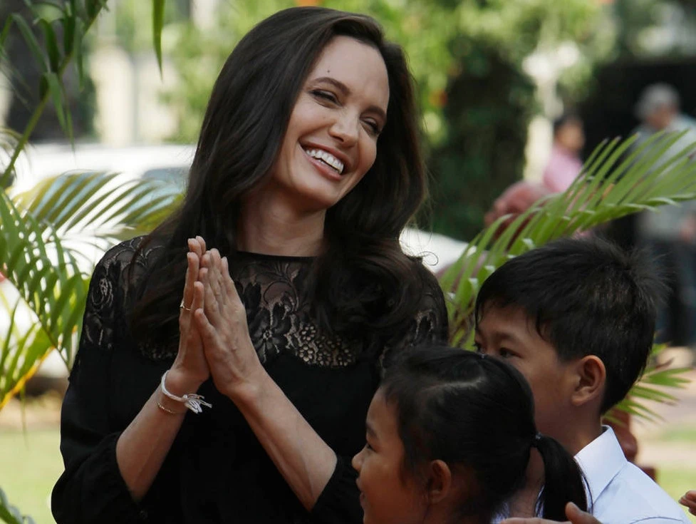 Анджелина Джоли впервые после развода вышла в свет