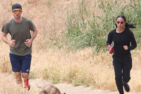 Роберт Паттинсон и FKA Twigs на прогулке с собакой в Малибу