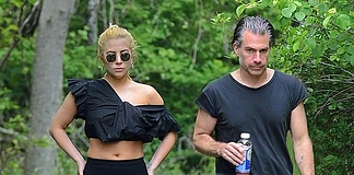 Леди Гага отправилась в поход на каблуках