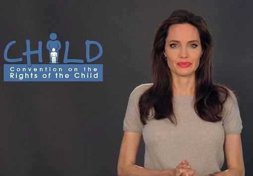 Анджелина Джоли записала видеоролик для школьников