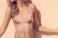 Вон та группа в волосатых купальниках…