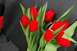 Необычные цветочные композиции и идеи для подарков в дополнение к букету