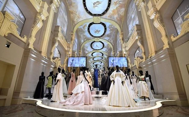 Dior отмечает юбилей масштабной выставкой и показом новой коллекции 