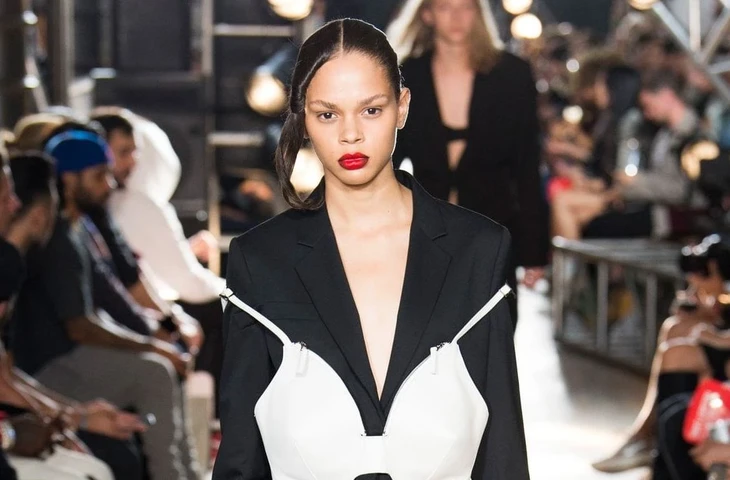 Сумки-бюстгальтеры и другие необычные сумочки от Helmut Lang на Неделе моды в Нью-Йорке