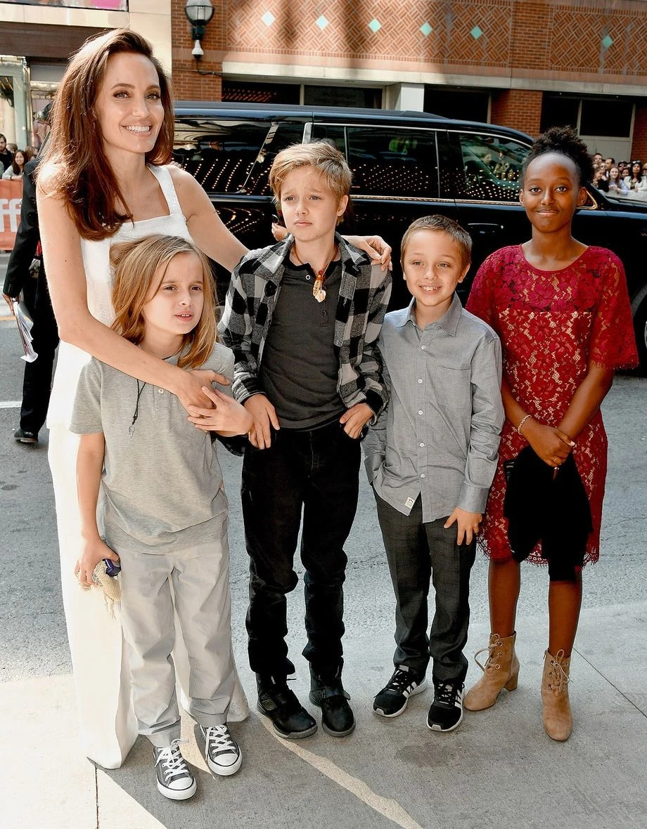 Анджелина Джоли с детьми приехала на кинофестиваль в Торонто