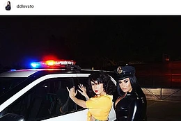 Кем были знаменитости на Хэллоуин 2017