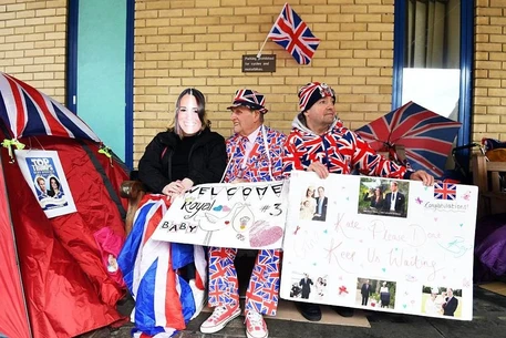 Поклонники королевской семьи занимают места вокруг больницы, где будет рожать Кейт Миддлтон