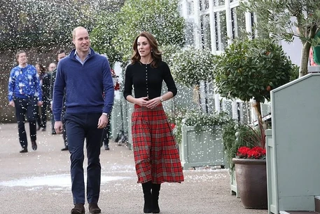 Принц Уильям и Кейт Миддлтон поиграли в снежки на рождественской вечеринке для семей военнослужащих