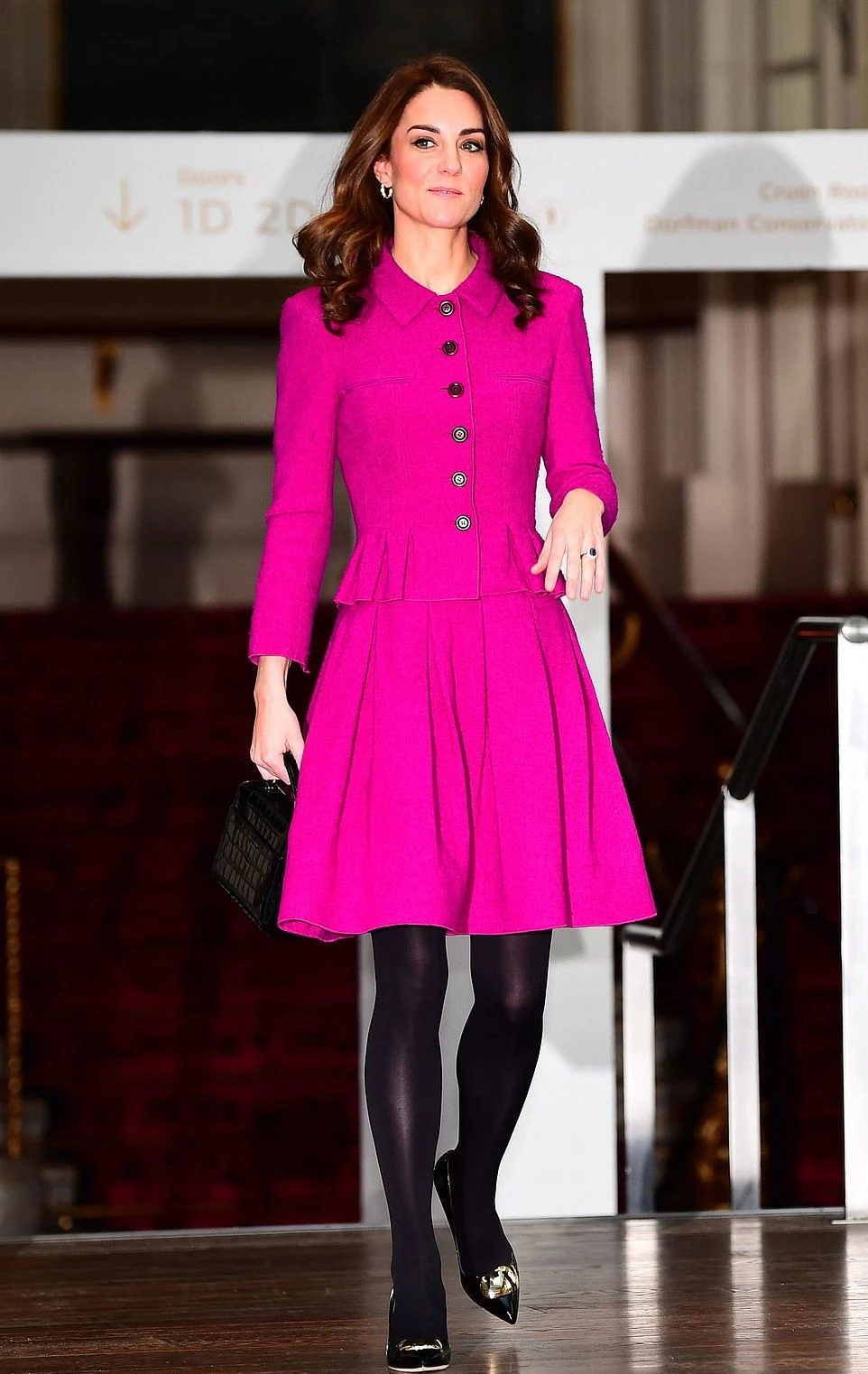 Джинсы с ботинками и розовый костюм Кейт Миддлтон