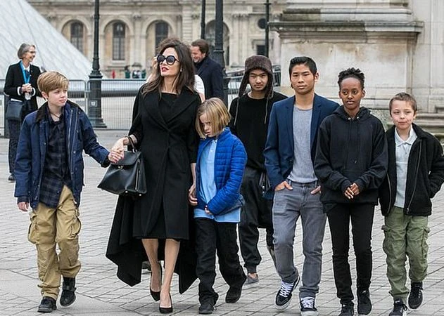 Как Анджелина Джоли воспитывает детей без Брэда Питта