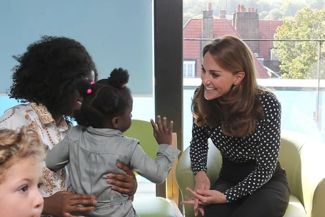 Кейт Миддлтон посетила центр здоровья детей, а принц Гарри и Меган Маркл отправились в Рим на свадьбу