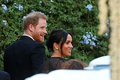 Дизайнерское платье и серьги с блошиного рынка — в чём Меган Маркл пришла на свадьбу подруги