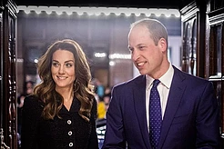 Шик и блеск: Кейт Миддлтон выбрала сверкающие аксессуары для посещения мюзикла