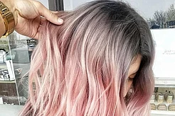 Модные причёски и аксессуары для волос осени 2020: от растрёпанных пучков до школьных бантиков