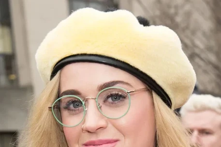 Как очки для зрения визуально омолодят лицо