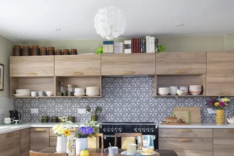 Трендовые фартуки из стекла на кухню