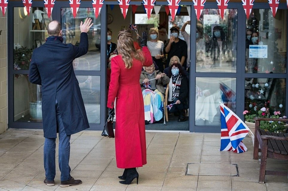 Принц Уильям и Кейт Миддлтон приехали в гости к королеве Елизавете II на фоне растущего недовольства их поездкой