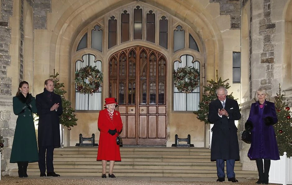 Принц Уильям и Кейт Миддлтон приехали в гости к королеве Елизавете II на фоне растущего недовольства их поездкой