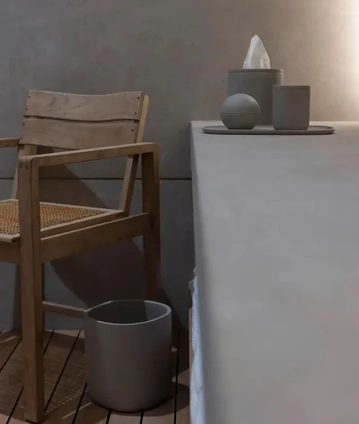 В сети высмеяли Ким Кардашян за бетонные аксессуары для ванной