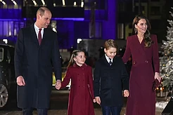 Бордовый — цвет вечера: королевская семья на Рождественских песнопениях
