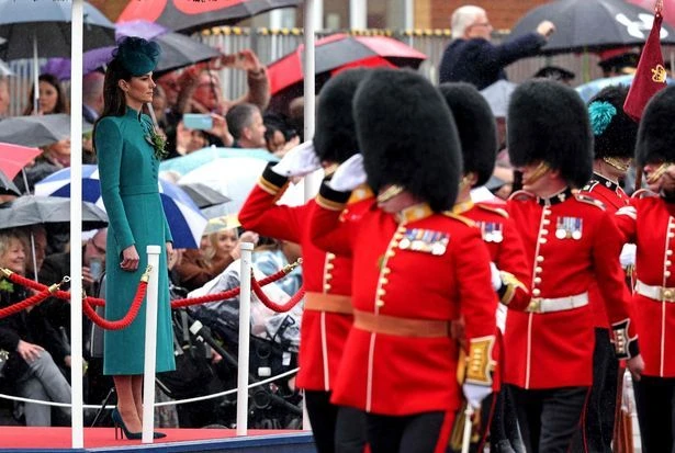 Почему не зелёный? Необычный цвет одежды Кейт Миддлтон удивил зрителей парада в честь дня Святого Патрика