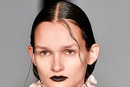 Высветленные брови, румяна на висках и другие тренды макияжа 2023