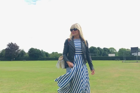 Как носить кроссовки с платьем