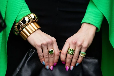 Яркие бусы, длинные цепочки и цветные камни — модные украшения лета 2023