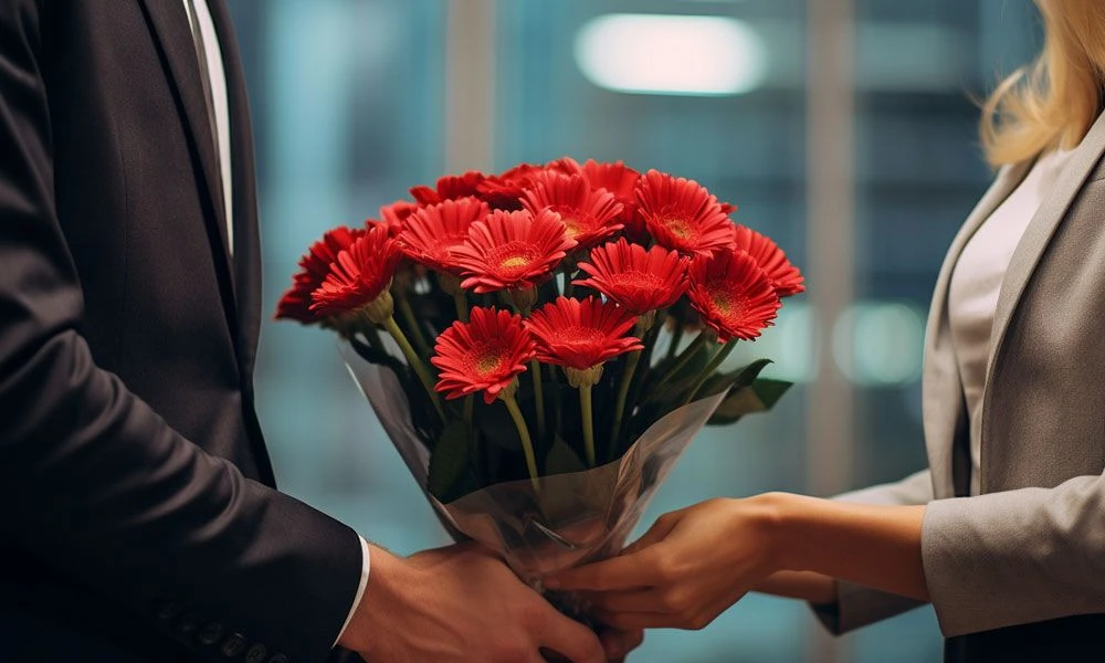 Какой букет подарить мужчине: подходящие цветы и варианты дизайна