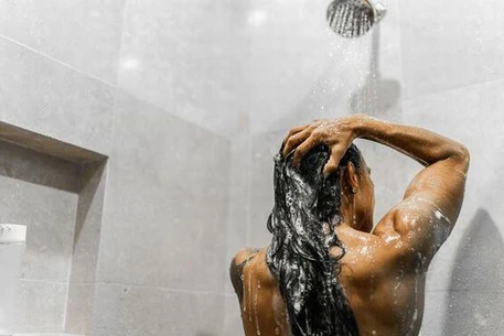 Холодный расчет: как температура воды влияет на красоту волос