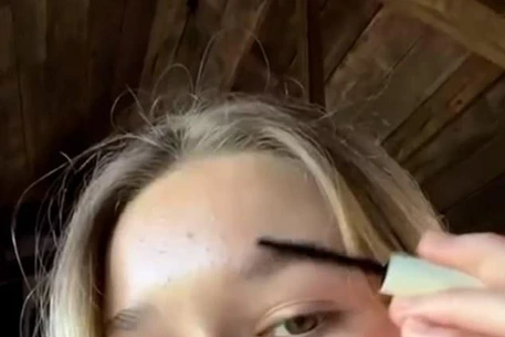 Виктория Бекхэм и ее мини-я Харпер: урок макияжа